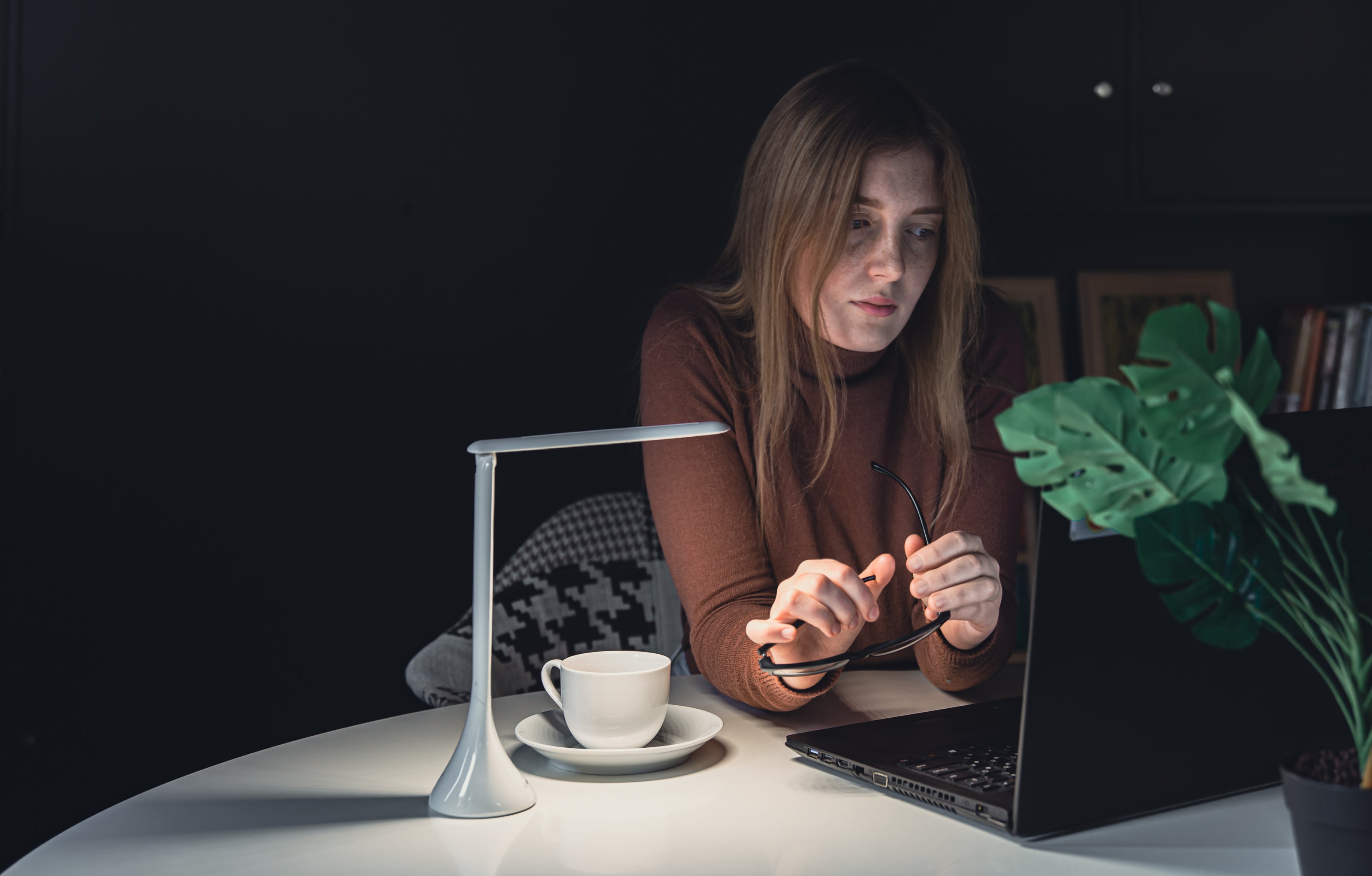 young-woman-works-laptop-night-with-lamp-light.jpg__PID:7df63bea-1790-4f99-9bf7-d25d11318b70